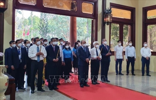 Chủ tịch nước Nguyễn Xuân Phúc dâng hương tưởng nhớ Chủ tịch Tôn Đức Thắng